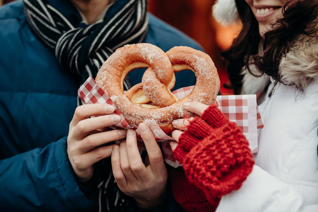 AnastasiyaVitalii 012 - Paarfotos am Weihnachtsmarkt