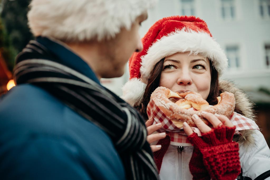 AnastasiyaVitalii 013 - Paarfotos am Weihnachtsmarkt