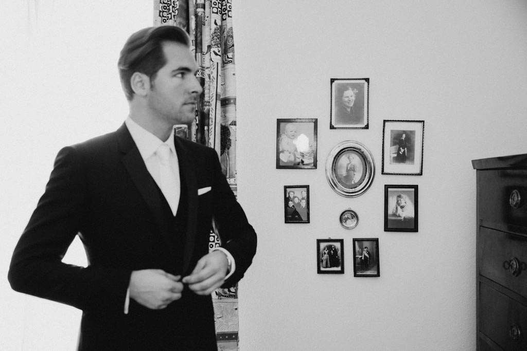 Hochzeit Kirche ankleide braeutigam detail - Hochzeit Kirche