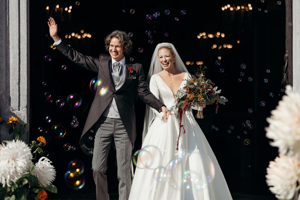 Schlosshochzeit auszug brautpaar basilika maria taferl - Schlosshochzeit