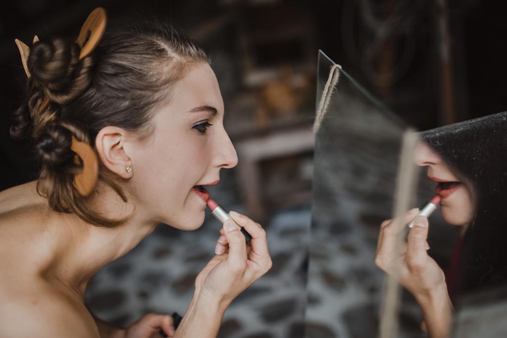 Waldhochzeit braut schminkt sich waldhochzeit - Waldhochzeit