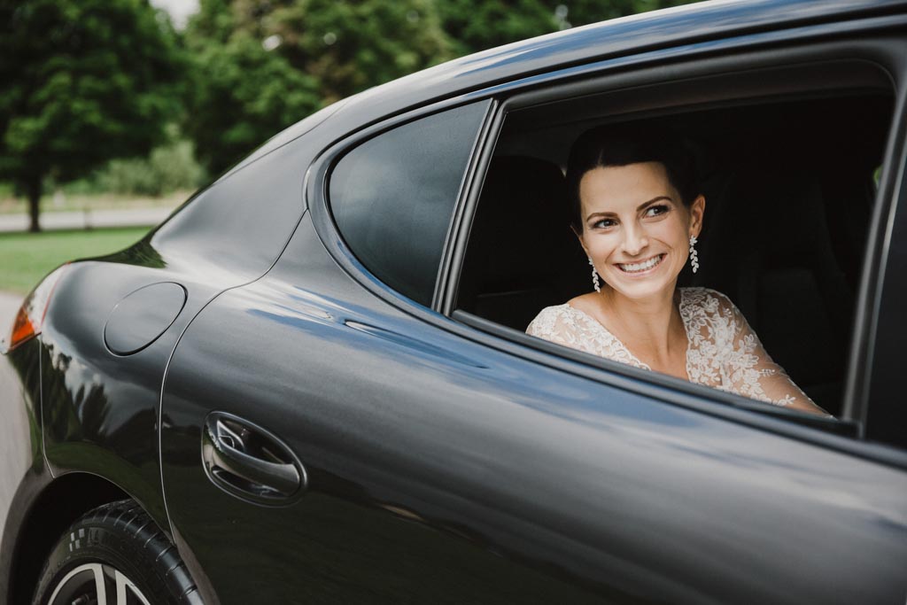 Hochzeit Kirche braut sitzt im auto hochzeit - Hochzeit Kirche