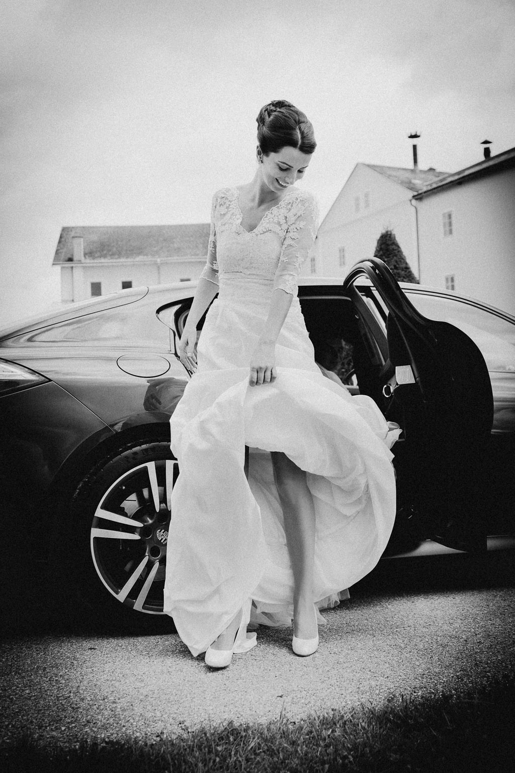 Hochzeit Kirche braut steigt aus auto hochzeit - Hochzeit Kirche