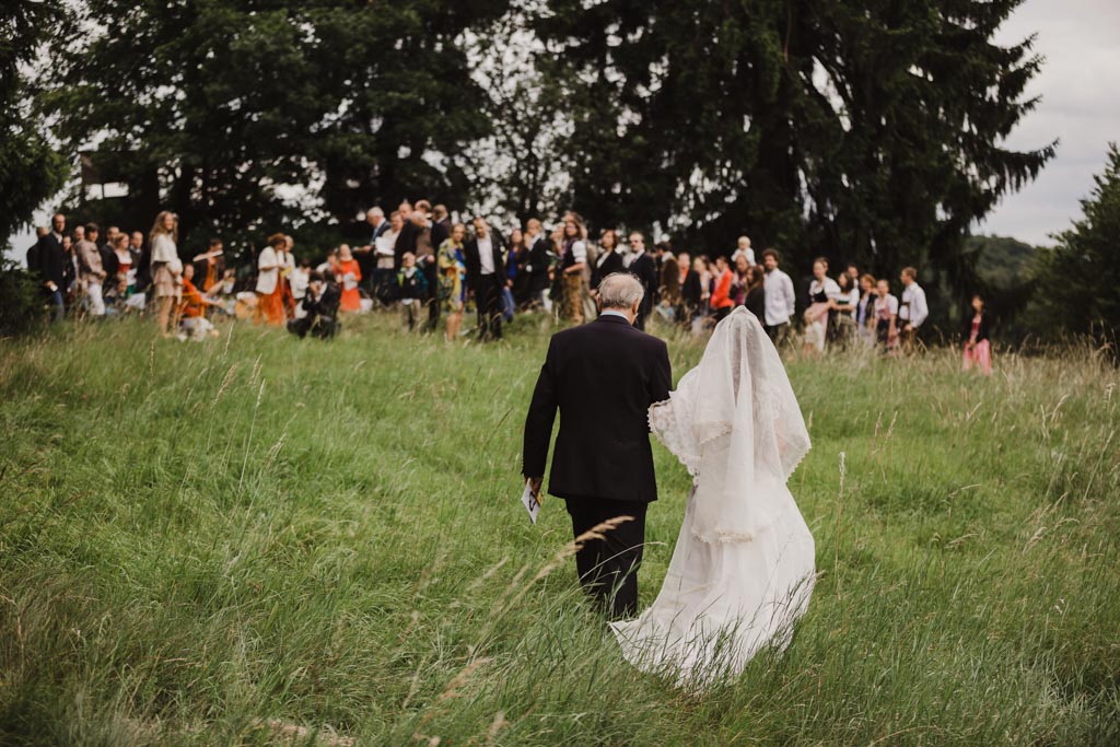 Waldhochzeit brauteinzug waldhochzeit - Waldhochzeit