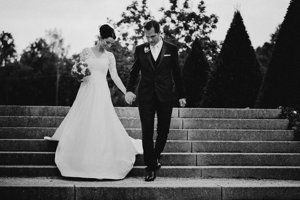 Hochzeit Kirche brautpaar auf dem weg - Hochzeit Kirche