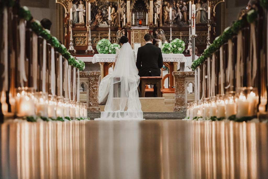 Hochzeit Kirche brautpaar hochzeitsfoto kirche - Hochzeit Kirche