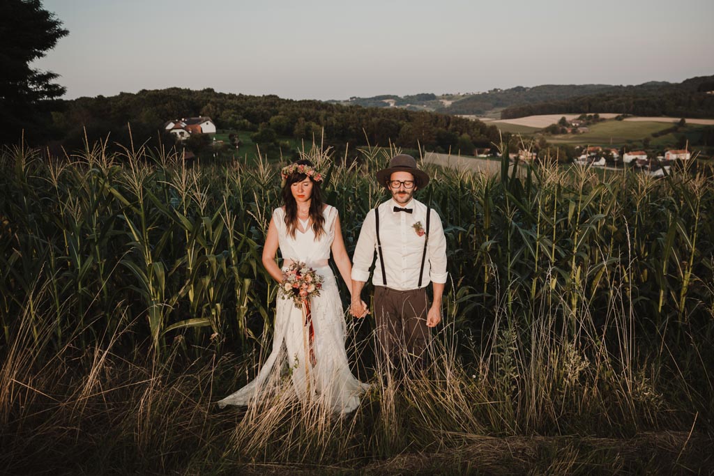 Boho Hochzeit brautpaar im feld boho hochzeit - Boho Hochzeit