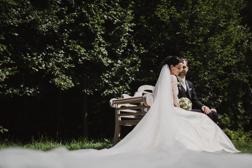 Hochzeit Kirche brautpaar sitzt auf bank fotograf - Hochzeit Kirche