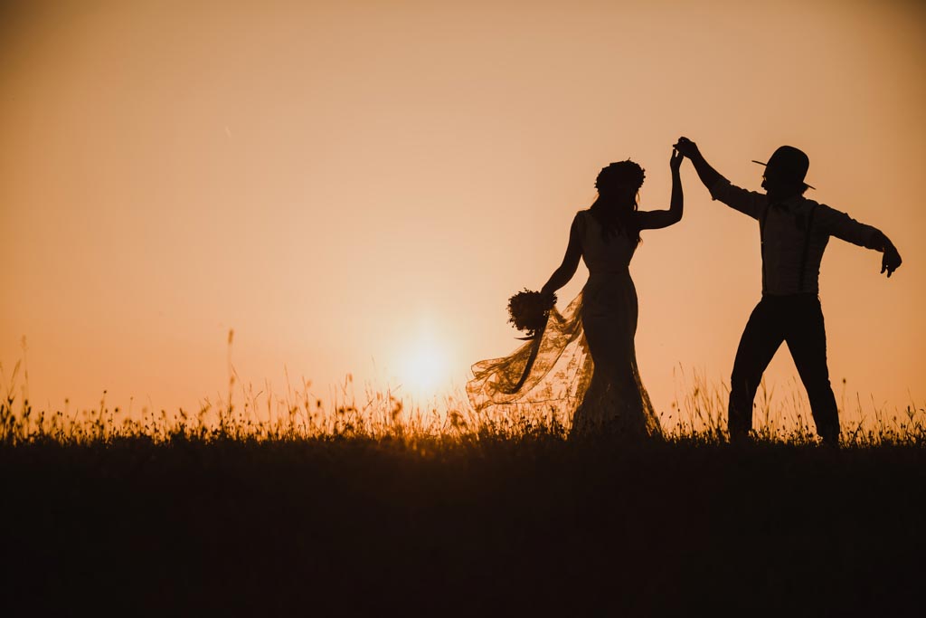 Boho Hochzeit brautpaar tanz sonnenuntergang boho hochzeit - Boho Hochzeit