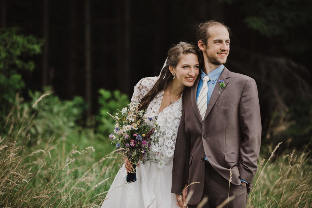 Waldhochzeit brautpaarportrait waldhochzeit - Waldhochzeit