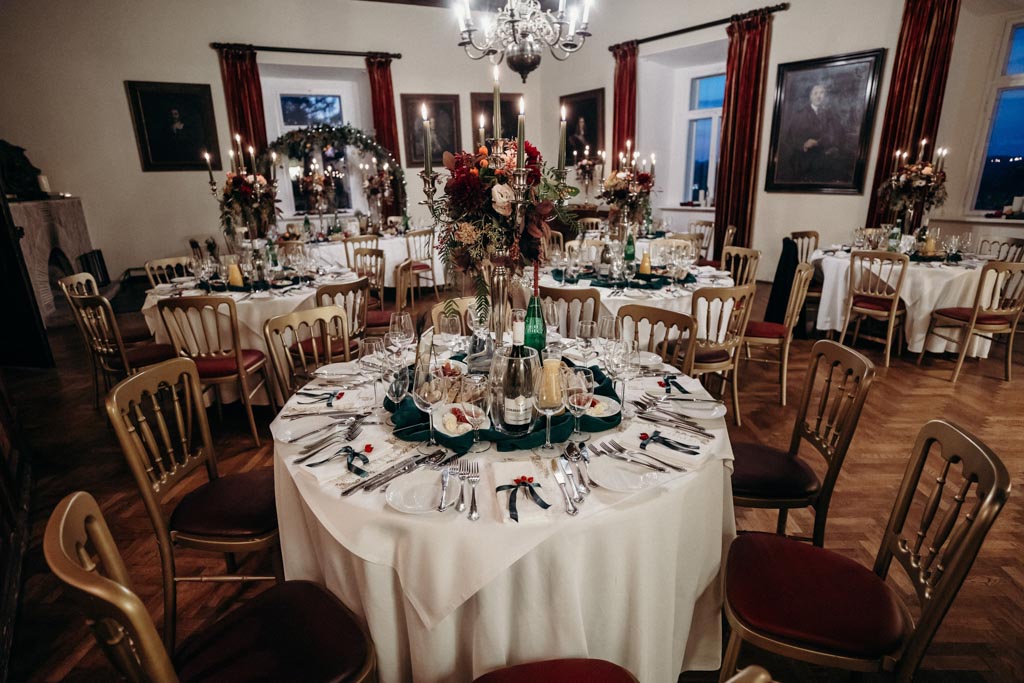 Schlosshochzeit festtafel ueberblick schloss ernegg - Schlosshochzeit