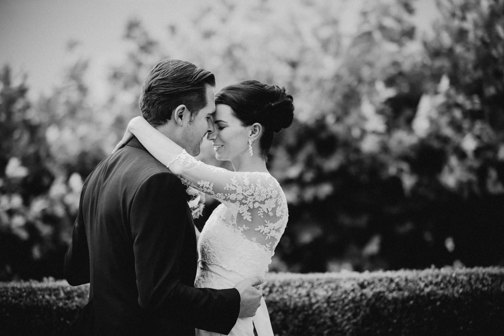 Hochzeit Kirche first look brautpaar hochzeitsfoto - Hochzeit Kirche