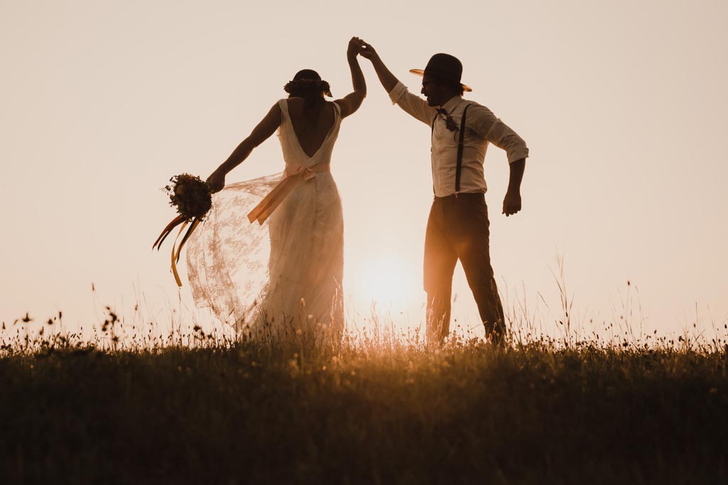 Boho Hochzeit fotograf boho hochzeit sonnenuntergang brautpaarshooting - Boho Hochzeit