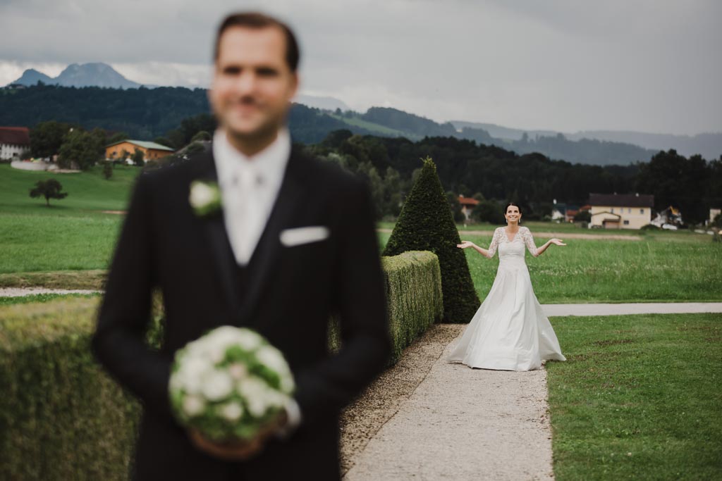 Hochzeit Kirche hochzeit first look regen beginnt - Hochzeit Kirche