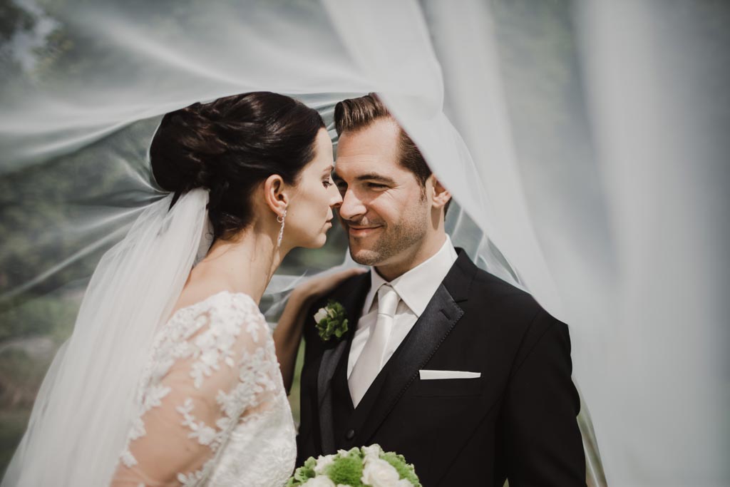 Hochzeit Kirche hochzeitsfoto schleier brautpaar - Hochzeit Kirche