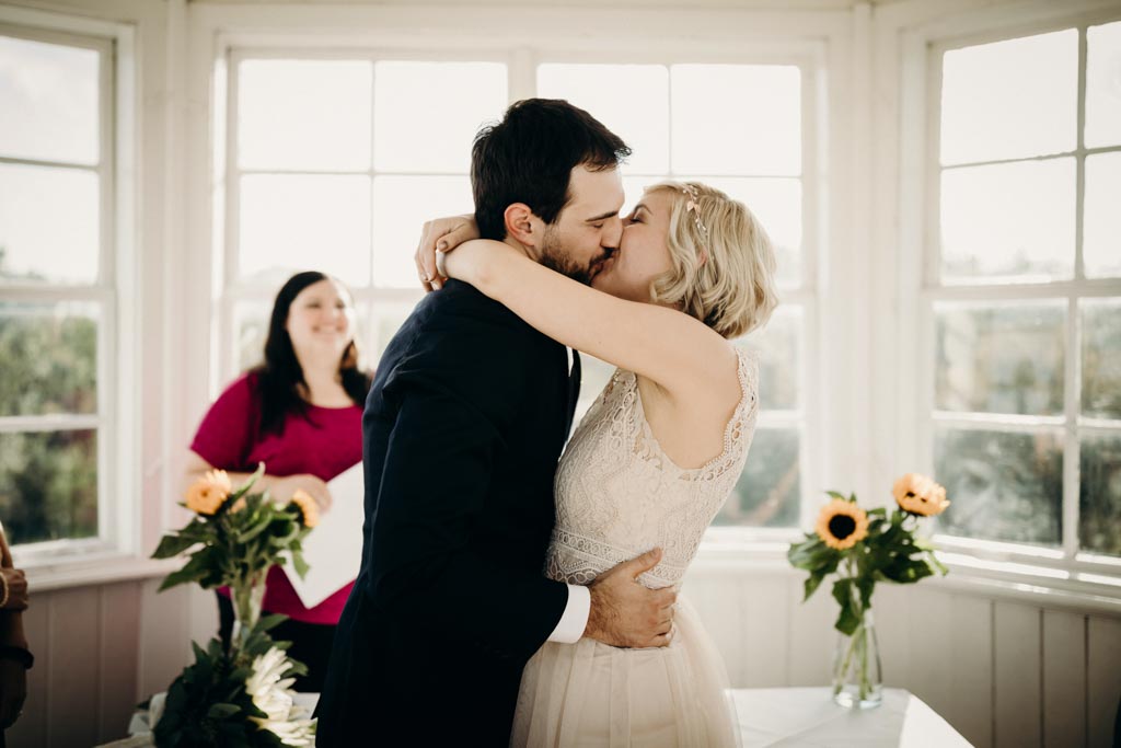 Elopement Hochzeit hochzeitskuss lusthaus elopement hochzeit - Elopement Hochzeit