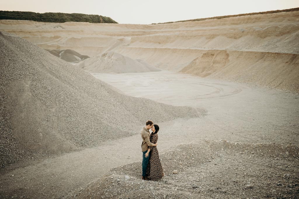 Paar Fotoshooting natuerliche paarfotos kiesgrube - Paar Fotoshooting