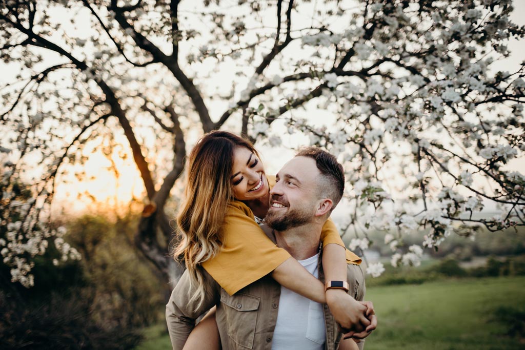 Paar Fotoshooting paar fotoshooting huckepack - Paar Fotoshooting