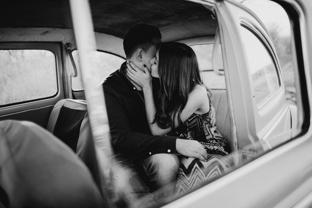 Paar Fotoshooting romantische paarfotos im auto - Paar Fotoshooting